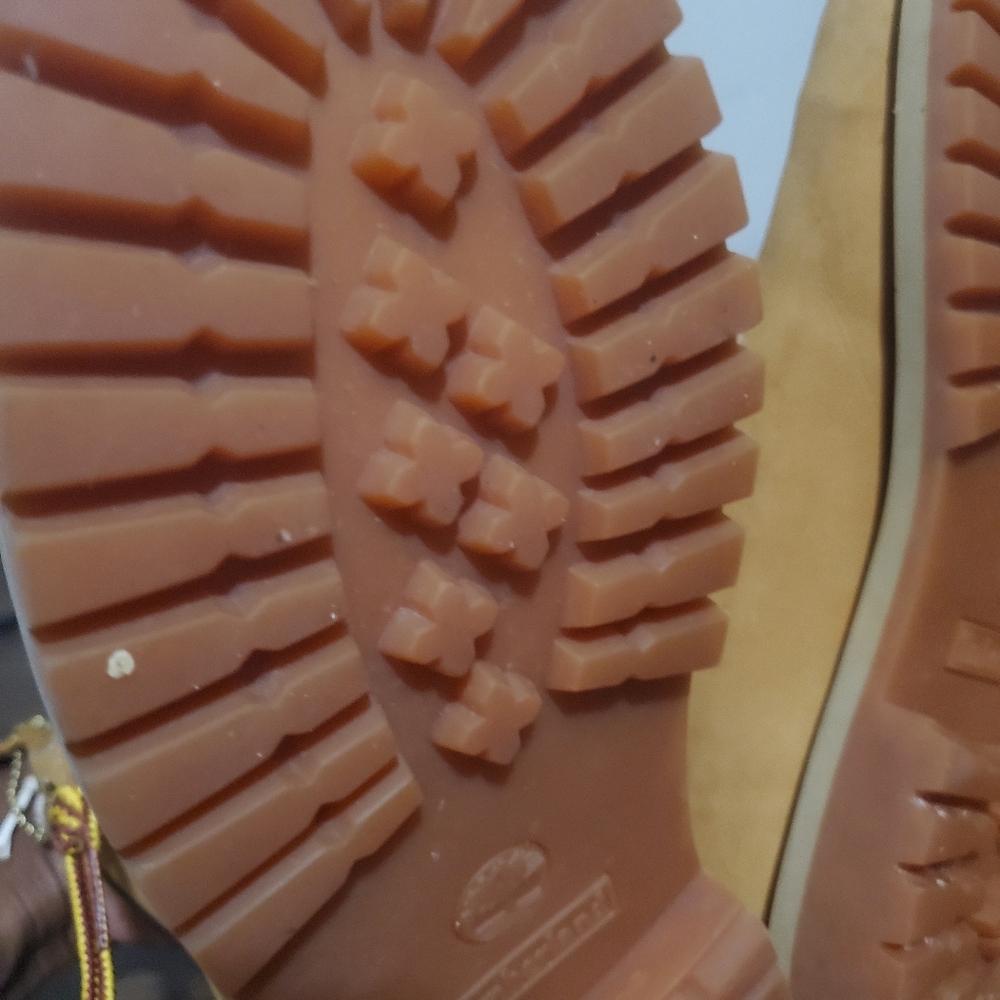 Timberland tan classic boots size 7 for boy, 8.5 for woman - Picture 3 of 10